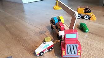 'Video thumbnail for Melissa & Doug Magnetic Car Loader Wooden Toy Set With 4 Cars and 1 Semi-Trailer Truck demo'