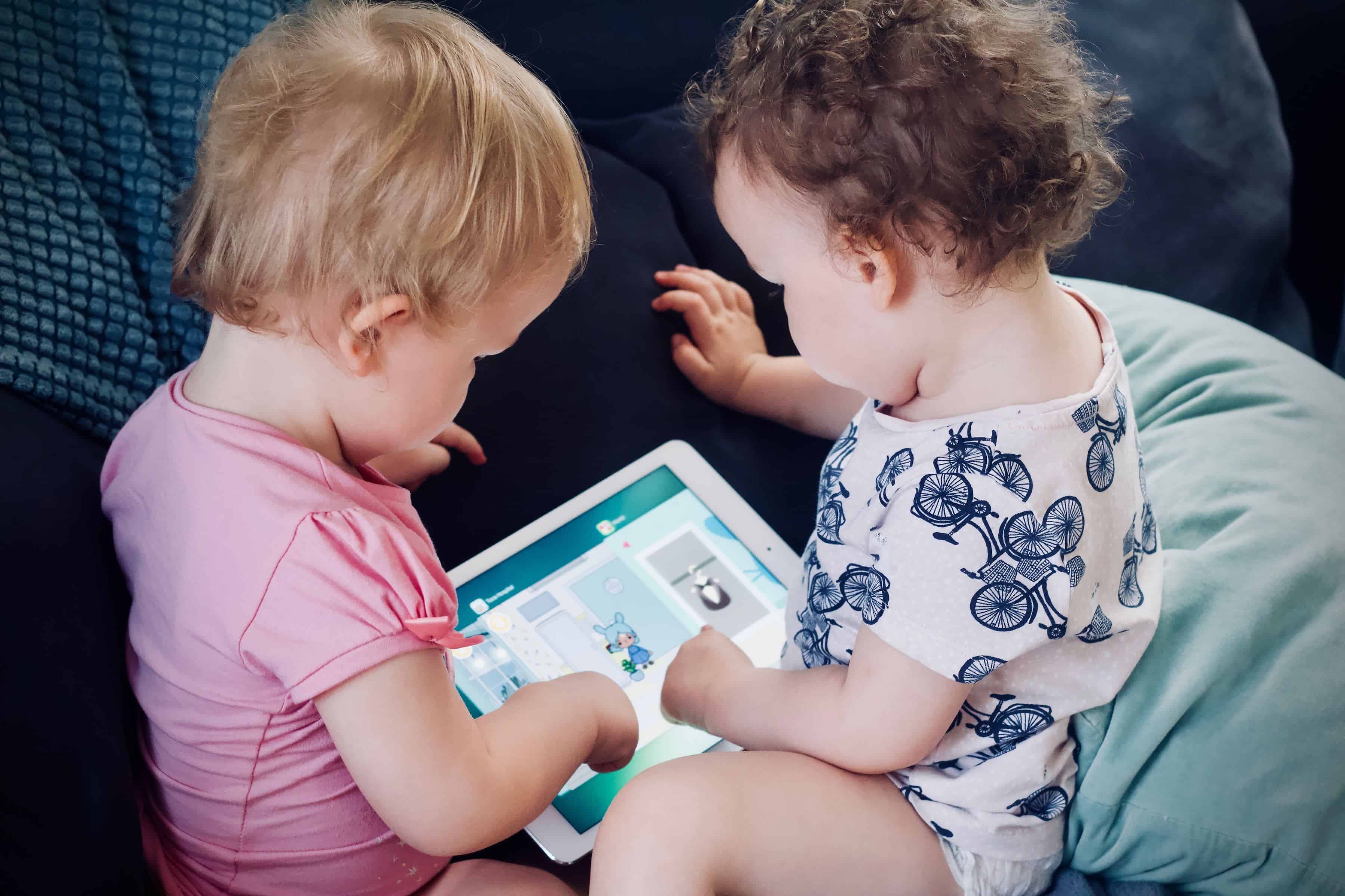Babies with a children's tablet