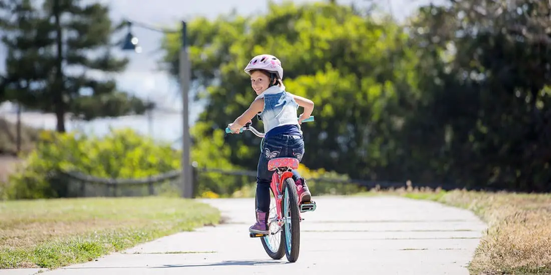 gewone kleding op een fiets