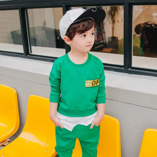 traje de niño verde liso con amarillo