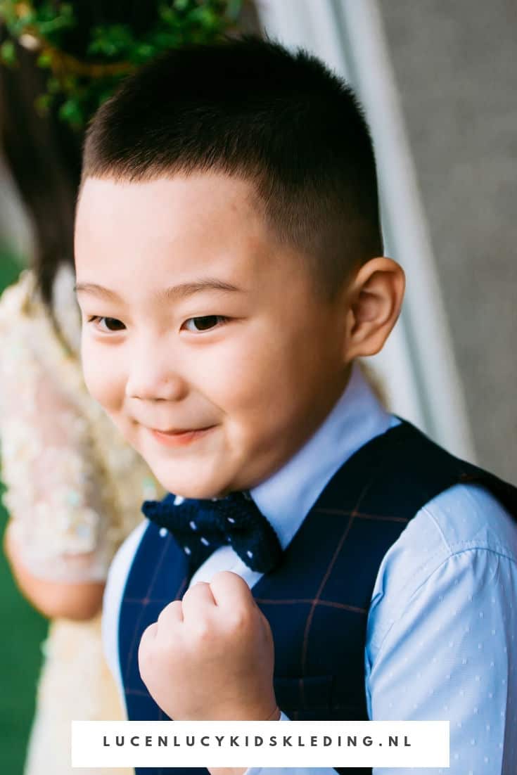 Un bel vestito da ragazzo per il matrimonio