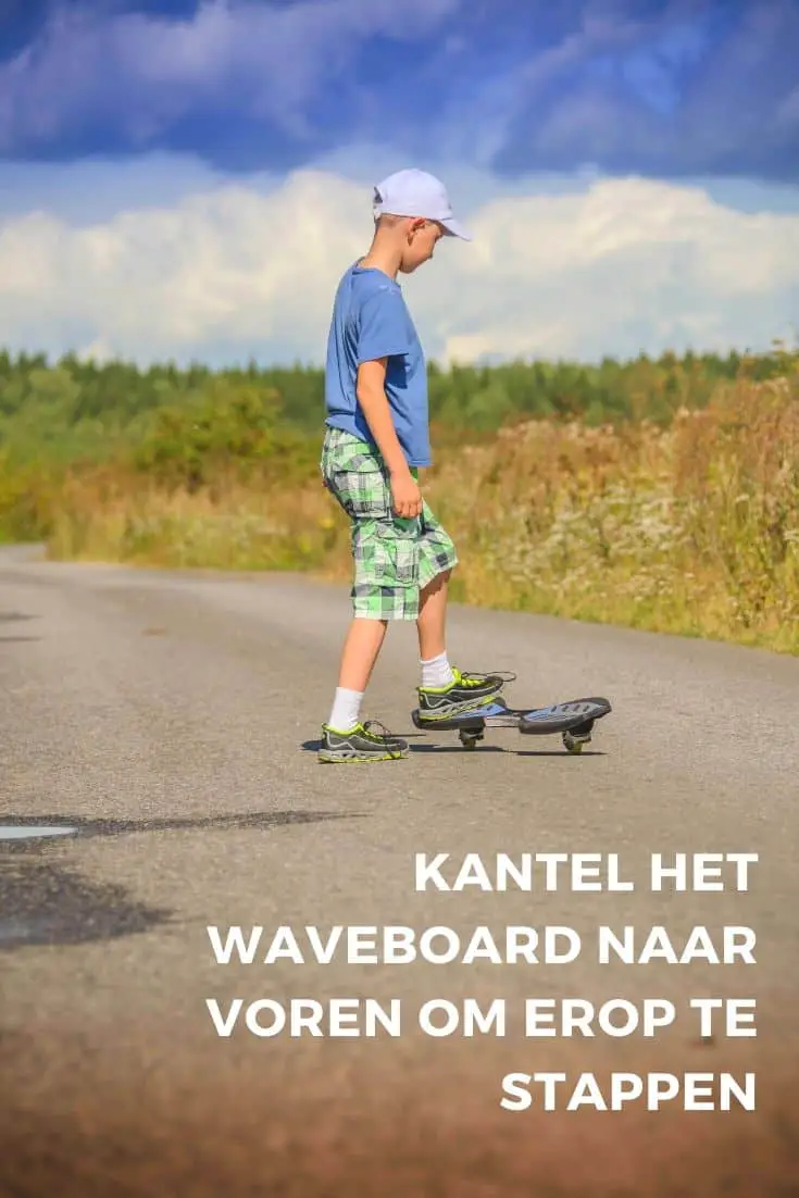 Kantel het waveboard naar voren om erop te stappen