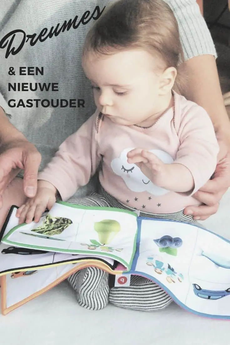 Dreumes die bij een gastouder wordt voorgelezen