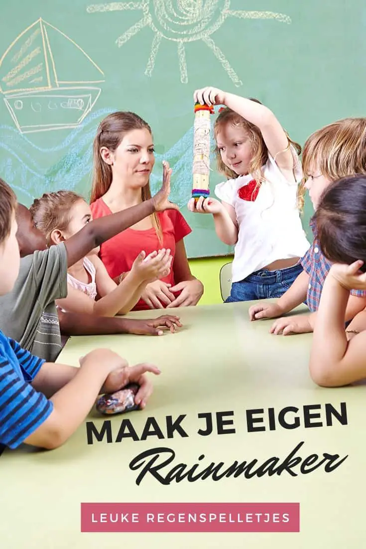 Kinder im Klassenzimmer mit einem Regenmacher