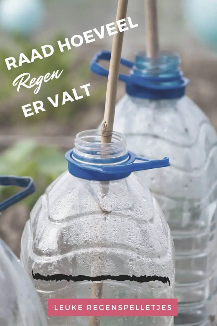 Botellas de plástico afuera bajo la lluvia con línea de marcador