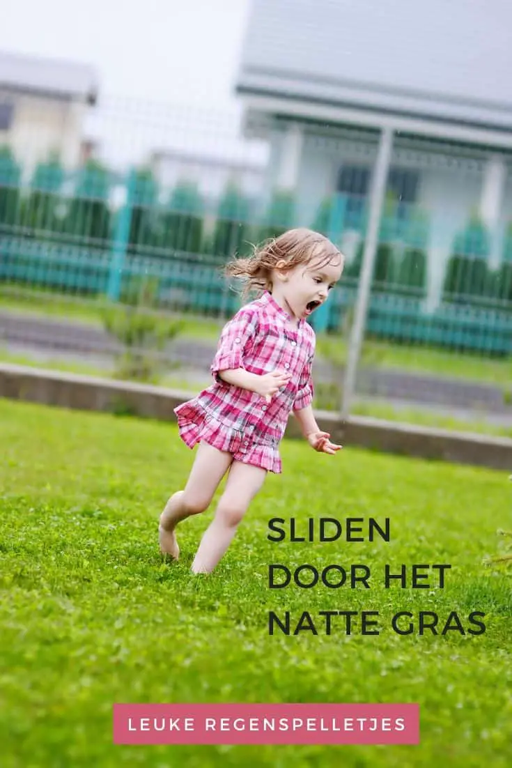 Sliden door het natte gras