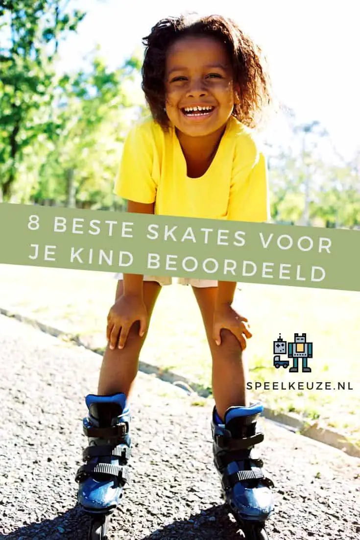 Kind buiten op straat op inline skates