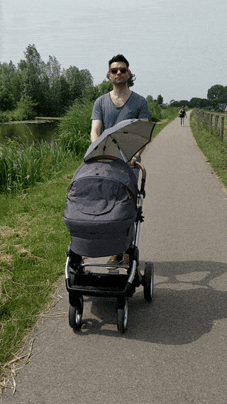 Joost aan het wandelen met kinderwagen
