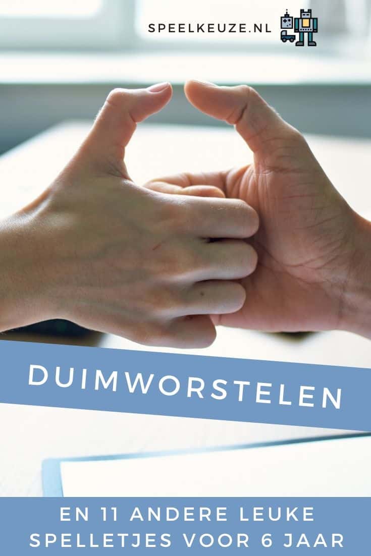 2 handen die duimworstelen