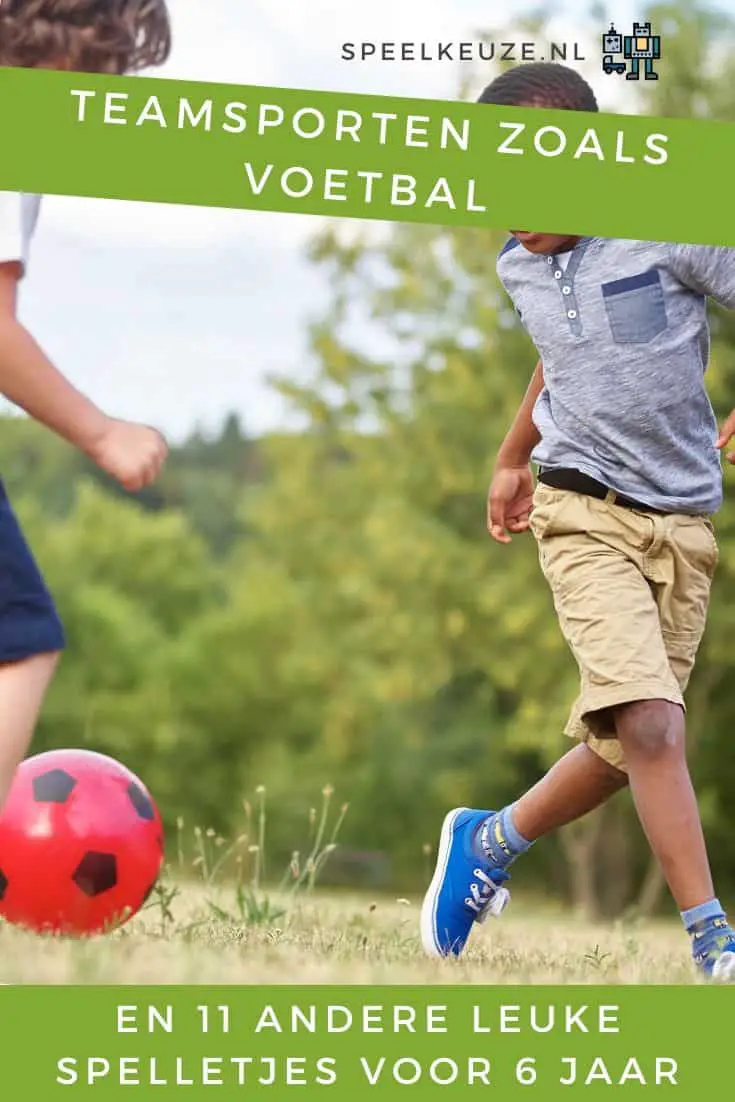 2 niños de 6 años están jugando al fútbol