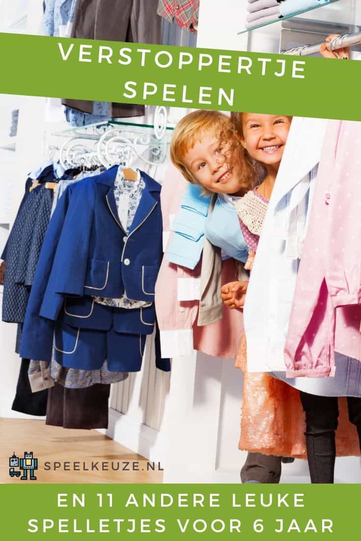 2 Kinder verstecken sich in einem Kleiderschrank
