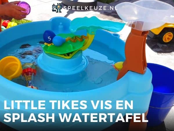 Foto en primer plano de la mesa de agua de Little Tikes en el jardín