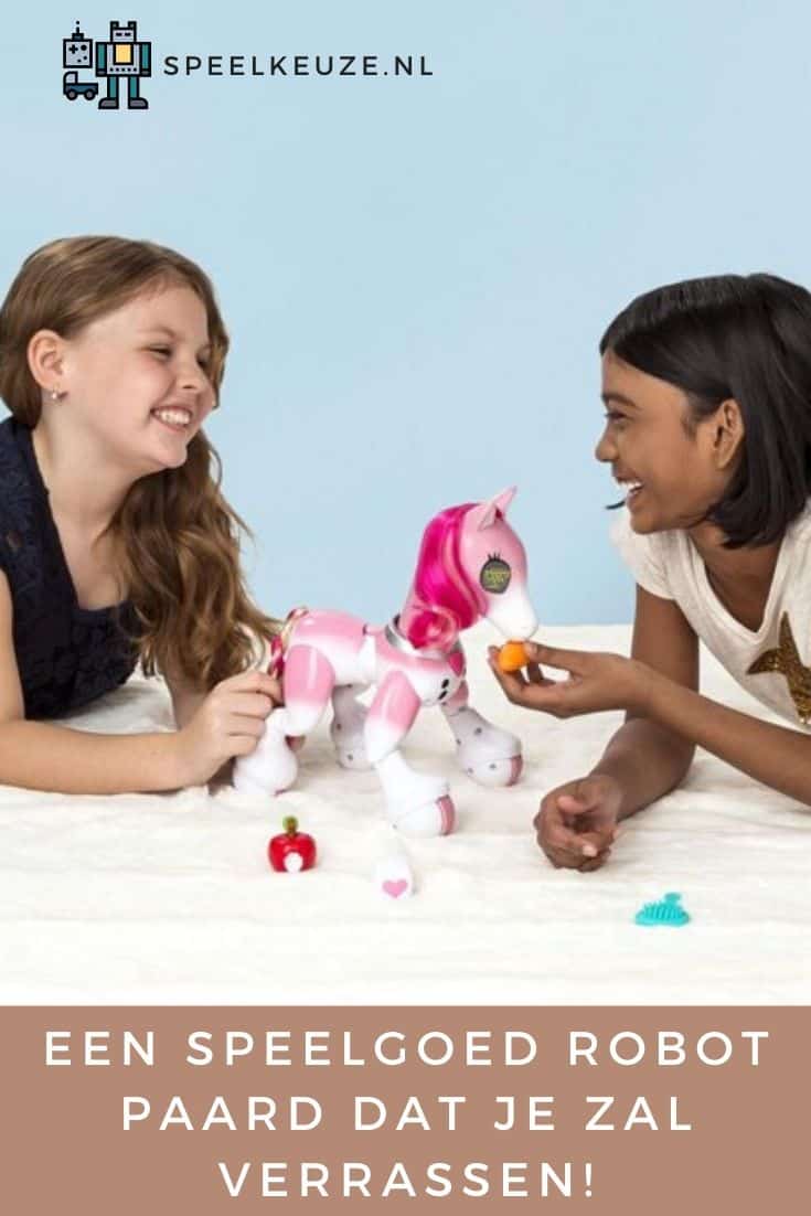 Dos niñas juegan con el caballo robot Zoomer Pony