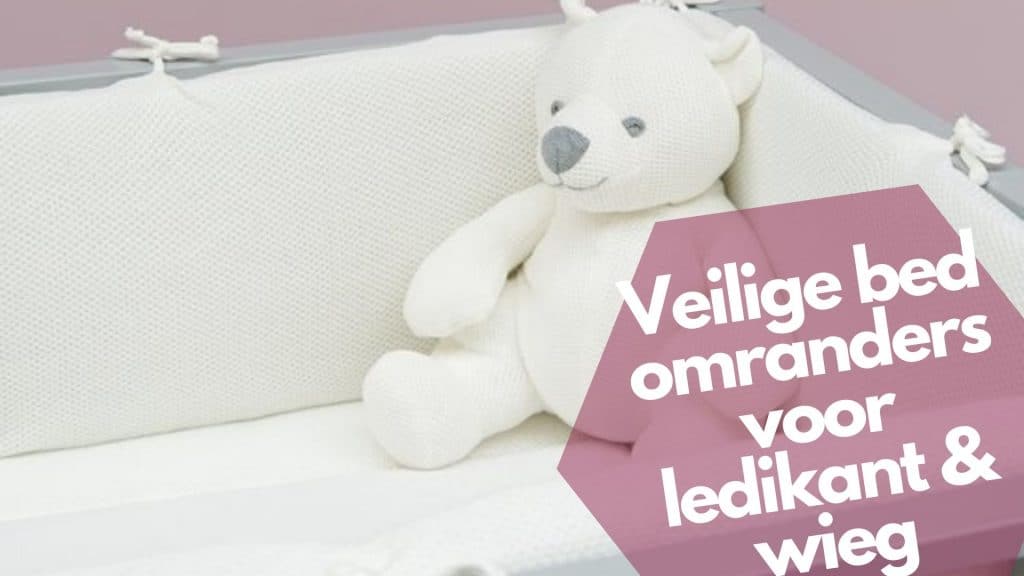 Orsetto di peluche al sicuro in un lettino con paracolpi