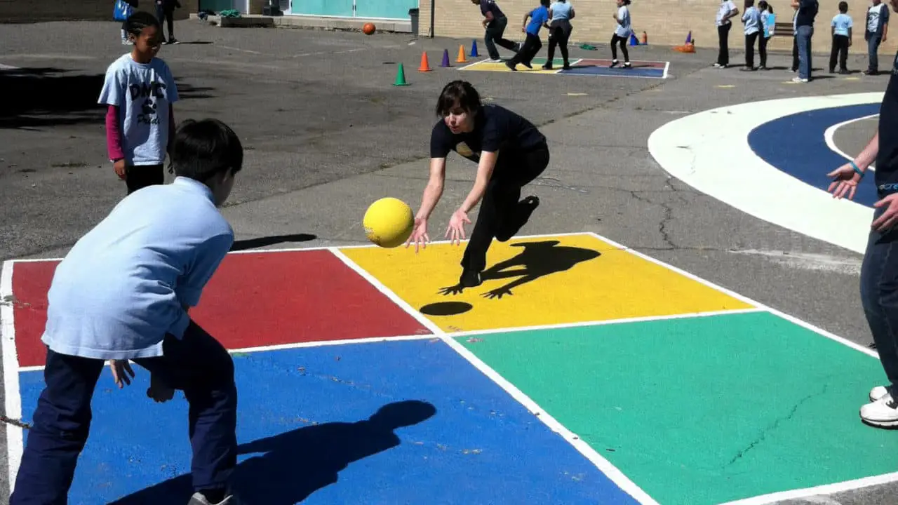 I bambini giocano a foursquare