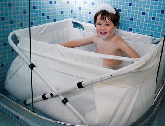 La mejor bañera para bebés para un baño pequeño: bañera con babero ajustable