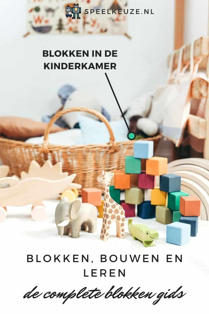 Blokken gestapeld op bed in een kinderkamer