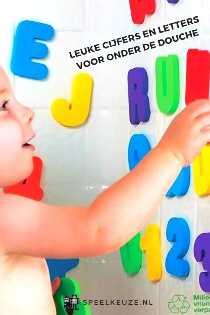 Jongen speelt met plakkende cijfers en letters onder de douche