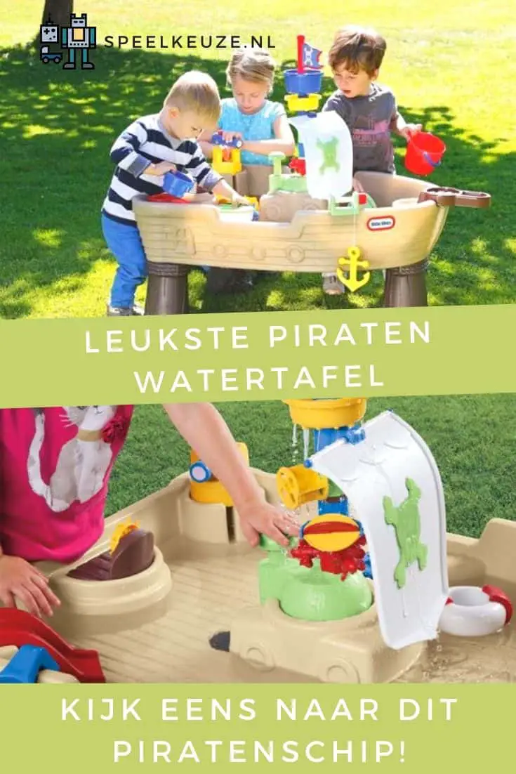 3 niños juegan afuera en el césped con una mesa de agua pirata
