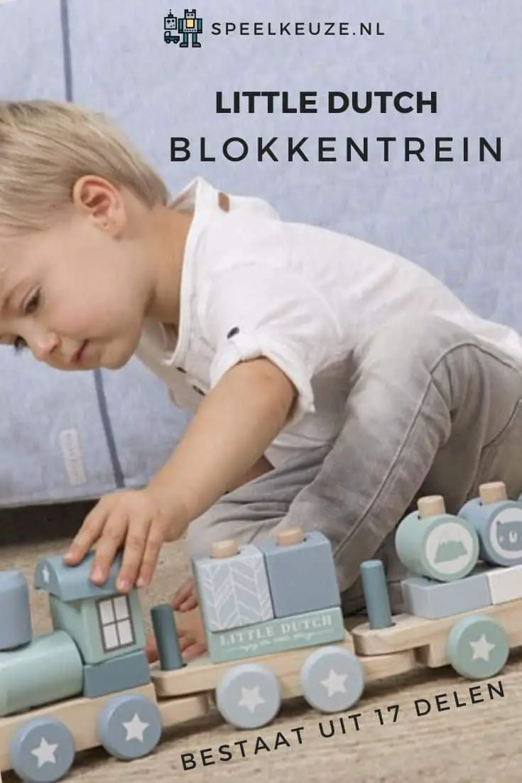 Junge spielt mit dem kleinen holländischen Blockzug