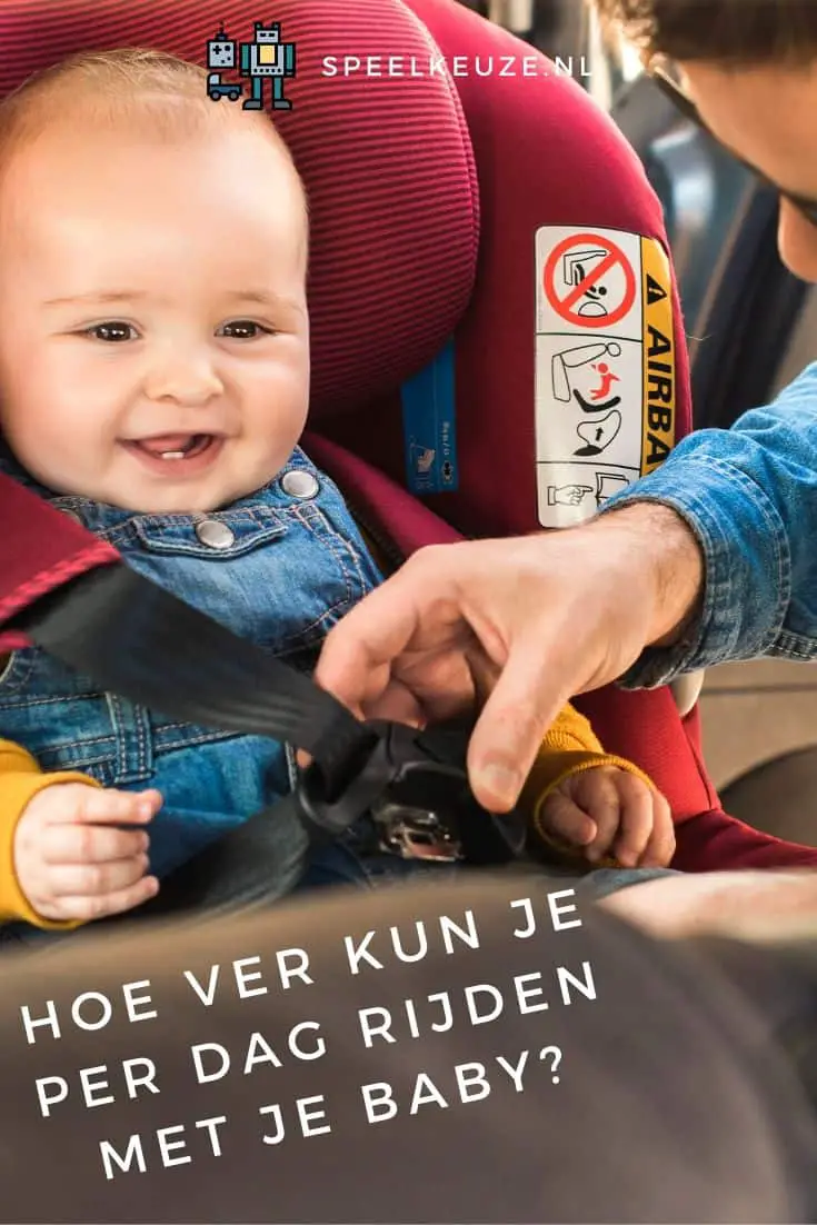 Foto einer Mutter, die ihr Baby in den Autositz für Urlaub setzt