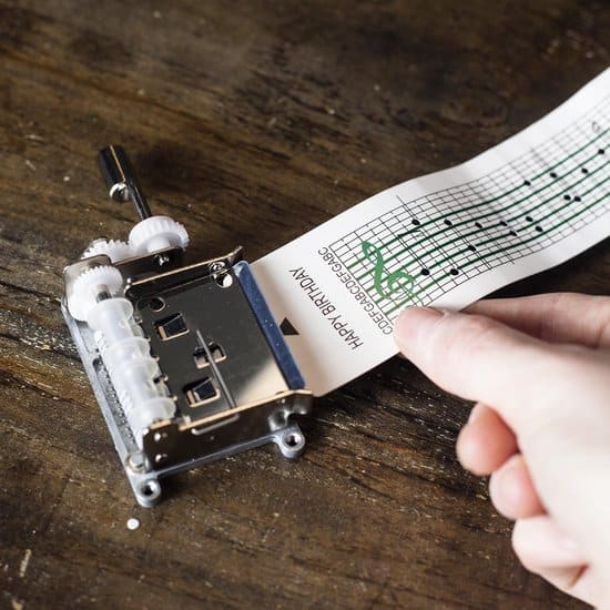 Best music box with your own music: Kikkerland mechanical music box