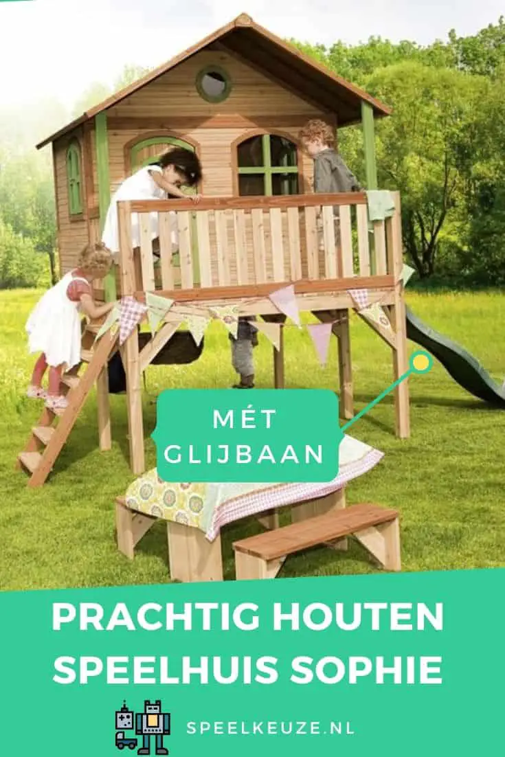 Foto van spelende kinderen in een groot houten speelhuis met glijbaan