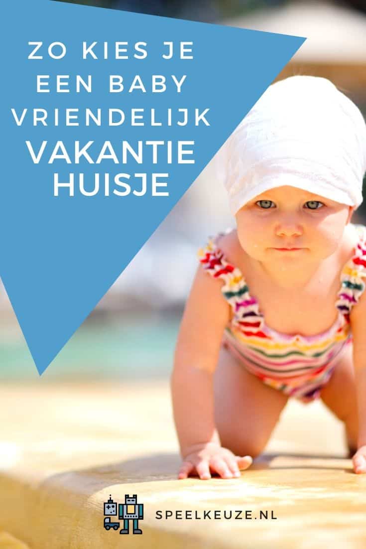 Foto van een baby op de rand van een vakantie huisje