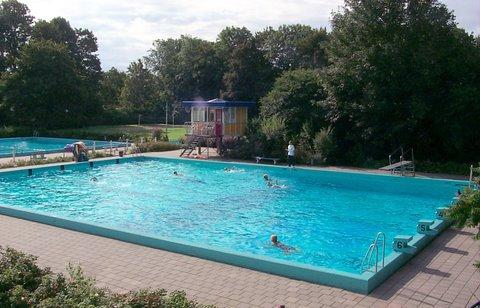Outdoor pool in Groningen for all ages: Ringberg in Scheemda