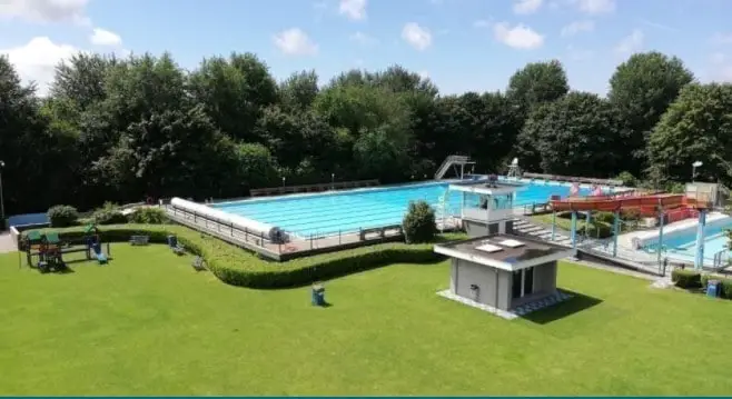 Outdoor pool in South Holland with the best playground: De Vosse in Hillegom