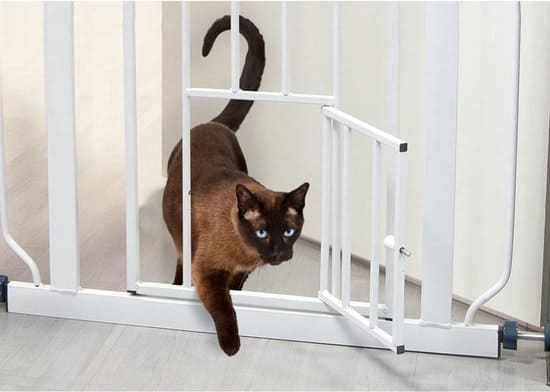 La mejor puerta de escalera con solapa para gatos: Flamingo Stair gate Dog and Cat