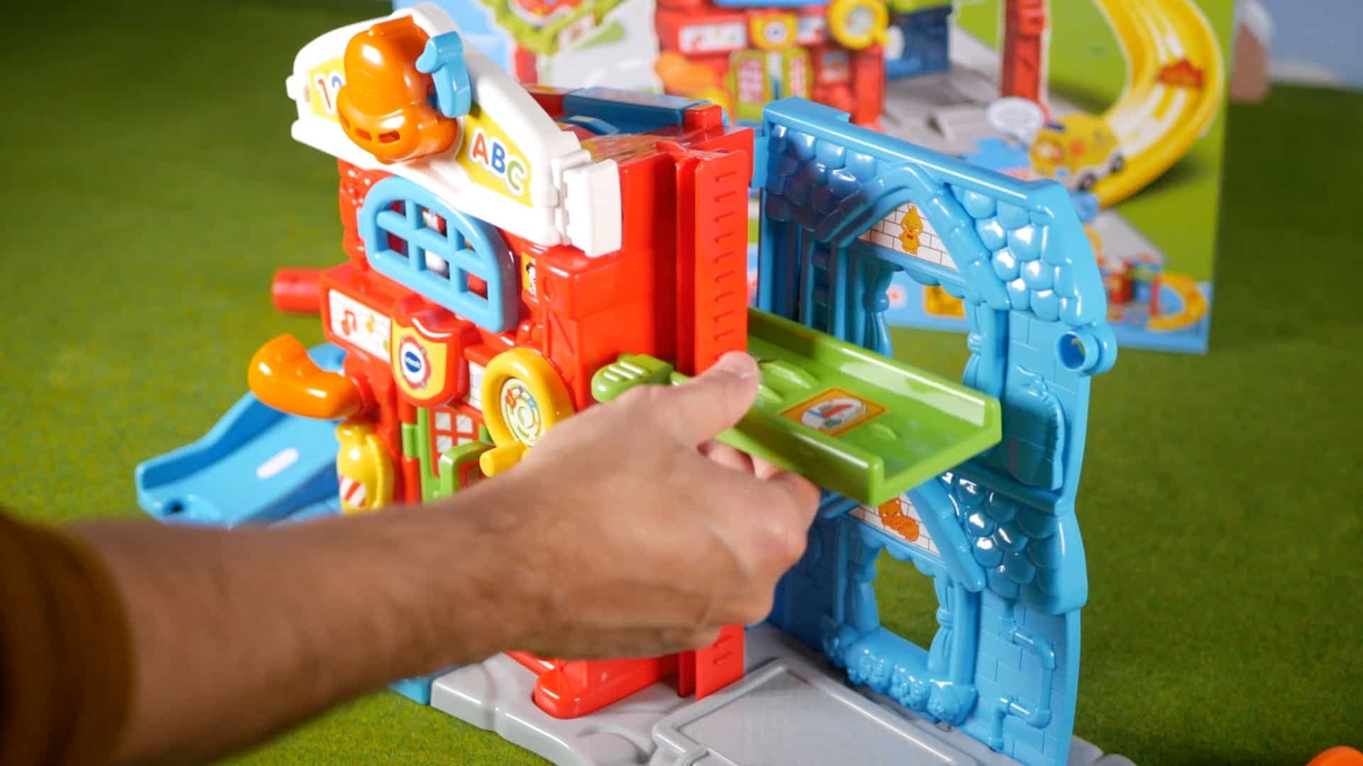 Vtech Toet Toet assemble des voitures sauvent la caserne de pompiers du jour