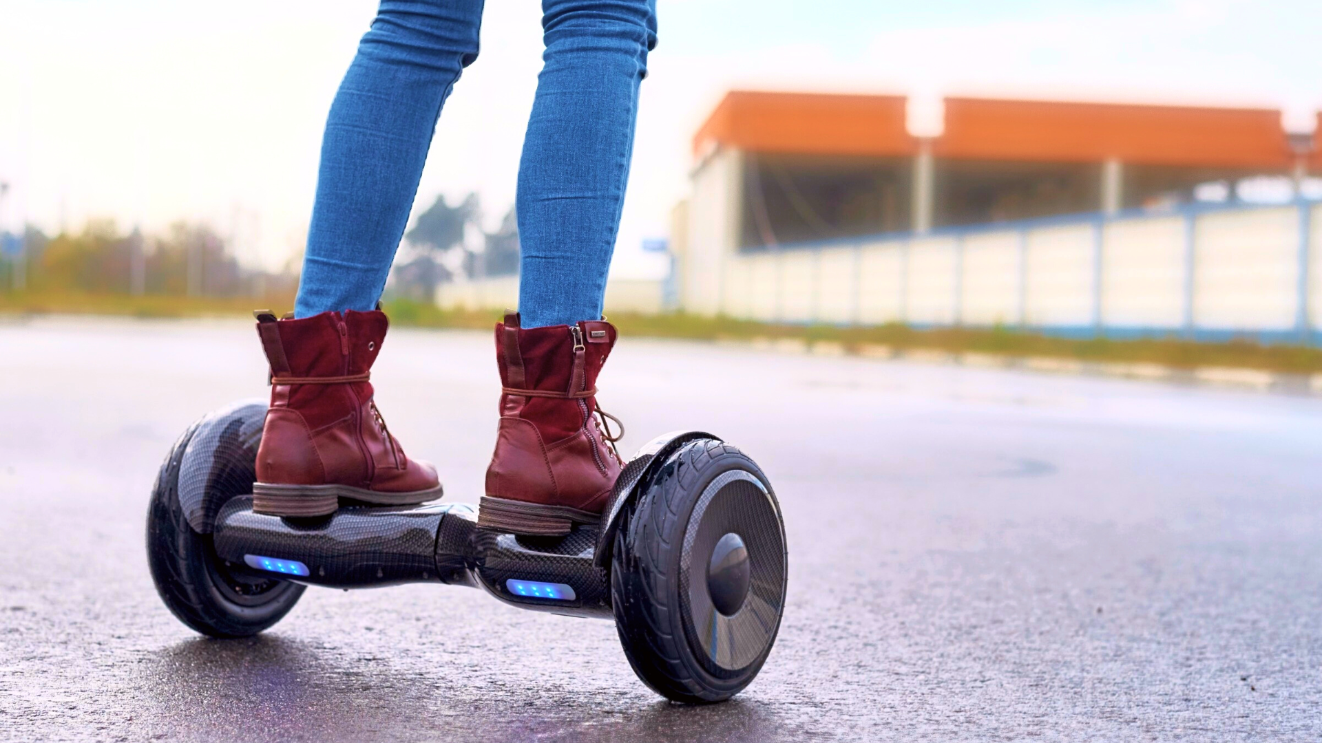 Baby auf Hoverboard mit roten Schuhen