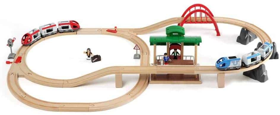 El mejor juego de tren eléctrico de madera: juego de conmutación de viaje BRIO con plataforma 33512