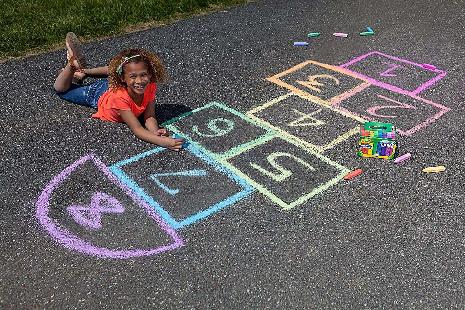 Crayola stoepkrijt om een hinkelbaan te maken