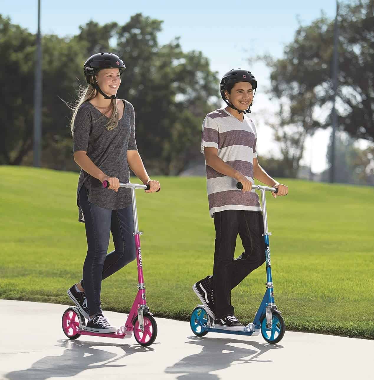 Twee kinderen buiten op de beste kinderstep overall- Razor A5 Lux Kids Kick Scooter