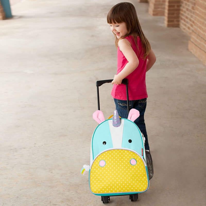 Mejor maleta infantil de 6 años- Skip Hop Zoo Unicorn trolley con niño