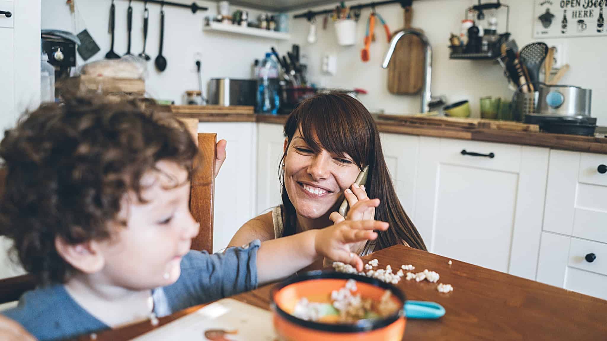 Mijn dreumes speelt met eten