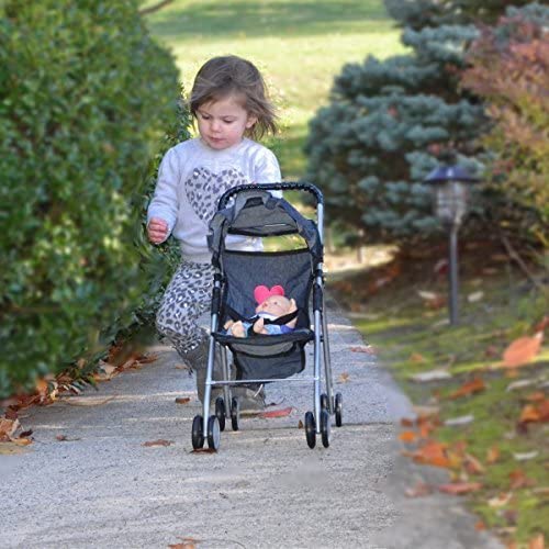 Meisje loopt buiten met My First Doll Stroller Denim leukste speelgoedpoppenwagen overall