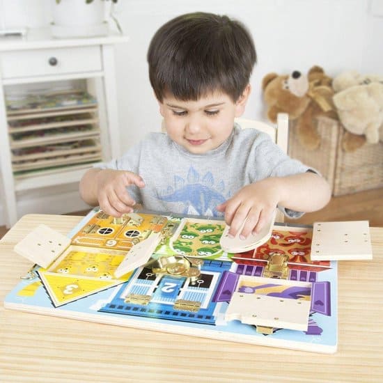 Tablero de juego con cerraduras: Melissa & Doug Grendelbord