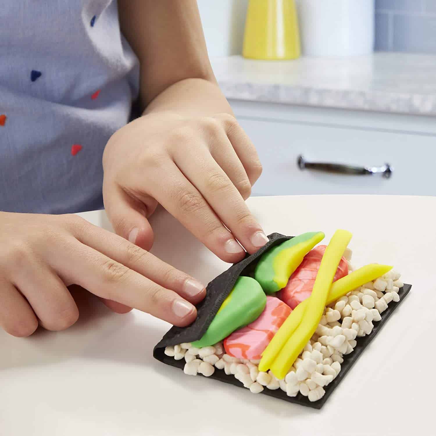 La ragazza fa il rotolo di sushi con il set di argilla per sushi più carino - Play-Doh Sushi