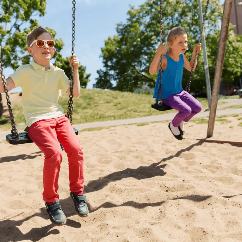 Kinderfreundliche Gartenfliesen und andere Oberflächen für Ihren Gartenspielsand