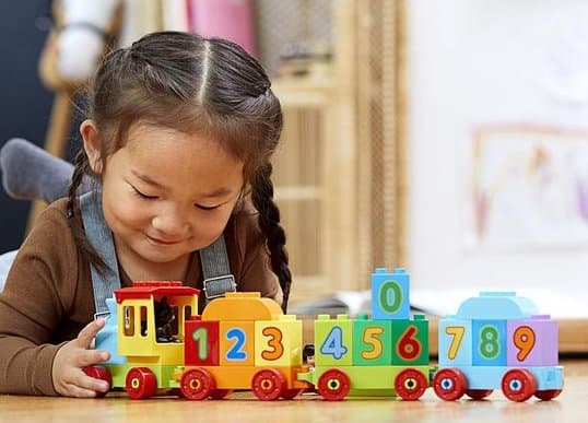 Aprender-contar-y-reconocer-números-con-el-tren-1-DUPLO