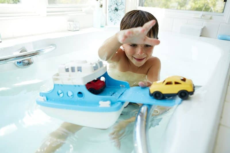 El juguete de mesa de agua sostenible más lindo: ferry con coche de GreenToys