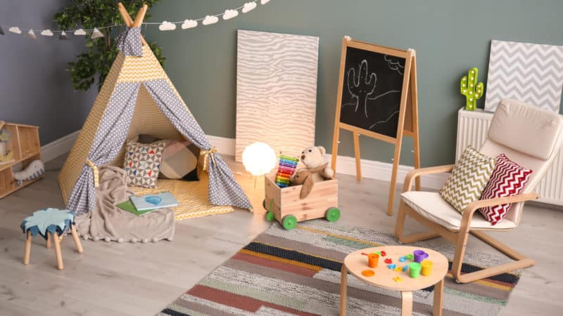 Play tent in a room with green and orange analog colors