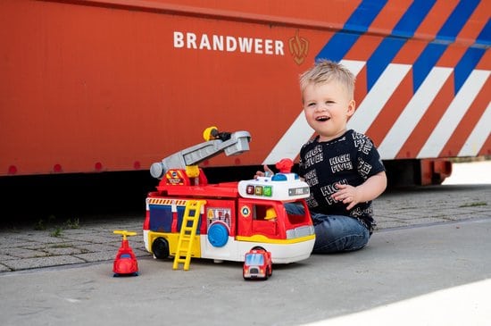 Niño juega con el camión de bomberos de Vtech Helping Heroes