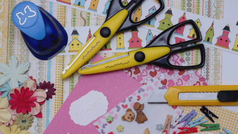 Les meilleurs accessoires de scrapbooking | Vous en avez besoin pour commencer