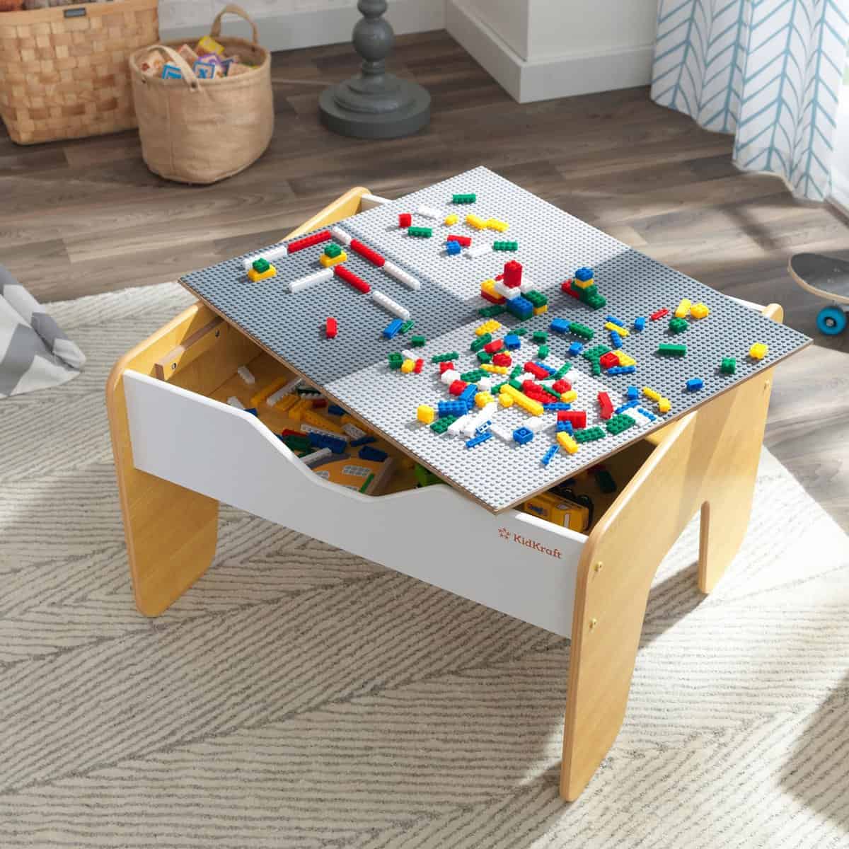 La mejor mesa de juego LEGO reversible para niños pequeños: KidKraft Wood con compartimento de almacenamiento