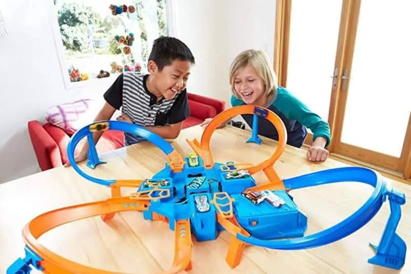 Mejor pista de carreras para niños de 7 años: Hot Wheels Criss Cross Crash Track Set