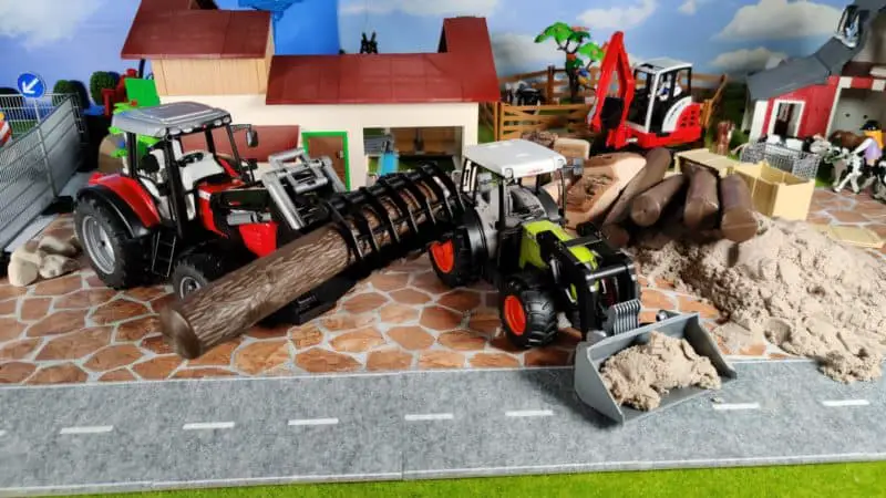 Bruder Claas Nectis avec du sable contre Massey Ferguson avec un arbre